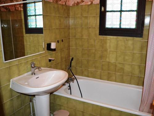 y baño con lavabo y bañera. en Maison Saint-Cyprien, 4 pièces, 7 personnes - FR-1-225D-130 en Saint-Cyprien-Plage