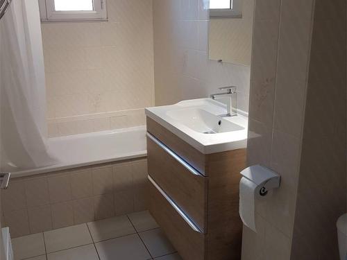 une salle de bain avec un lavabo et une baignoire dans l'établissement Appartement T3, 6 Pers, Pieds dans l'Eau au Barcarès, Terrasse et Parking - FR-1-81-157, au Barcarès