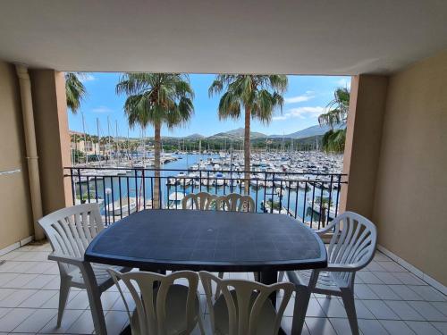d'une table et de chaises sur un balcon avec vue sur le port de plaisance. dans l'établissement T2 Cabine, 4-6 pers, Parking, 150m plage - Argelès-sur-Mer - FR-1-388-16, à Argelès-sur-Mer