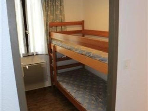 une chambre avec deux lits superposés et une fenêtre dans l'établissement Appart 4 pièces, 8 pers, piscine, tennis, parking inclus - Port Barcarès - FR-1-195-58, au Barcarès