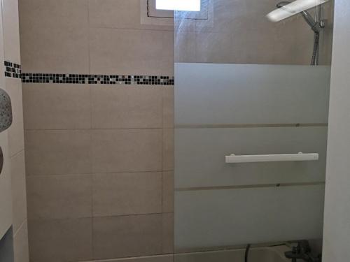 une salle de bain avec une douche avec une porte vitrée dans l'établissement Appart 4 pièces, 8 pers, piscine, tennis, parking inclus - Port Barcarès - FR-1-195-58, au Barcarès