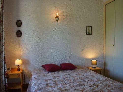 une chambre avec un lit avec deux lampes sur deux tables dans l'établissement Bel Appart 2P 4 Couchages proche Plage - Terrasse, Parking, Animaux Ok - FR-1-225-60, à Argelès-sur-Mer