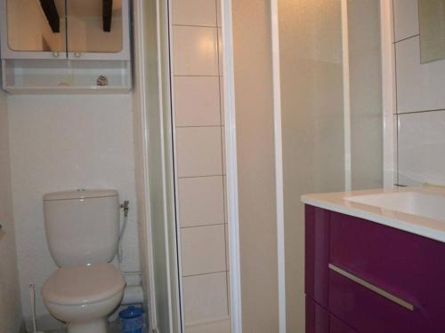 une petite salle de bain avec toilettes et lavabo dans l'établissement Appartement 2 pièces avec terrasse, clim, parking, à 1300m de la plage - Saint-Cyprien Plage - FR-1-225D-169, à Saint Cyprien Plage