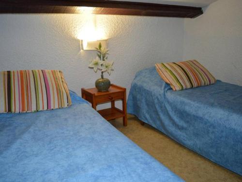 deux lits côte à côte dans une pièce dans l'établissement Maison avec jardin, véranda, parking, proche port et plage – 6 pers. à Saint-Cyprien - FR-1-225D-177, à Saint Cyprien Plage