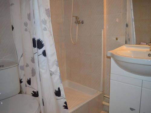 een badkamer met een douche, een toilet en een wastafel bij Maison Saint-Cyprien, 2 pièces, 6 personnes - FR-1-225D-177 in Saint Cyprien Plage
