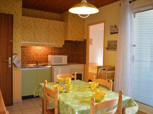 une cuisine avec une table et des chaises ainsi qu'une cuisine avec une table et une table dans l'établissement Appartement T2 avec Terrasse, Proche Plage - Argelès-sur-Mer - FR-1-225-78, à Argelès-sur-Mer