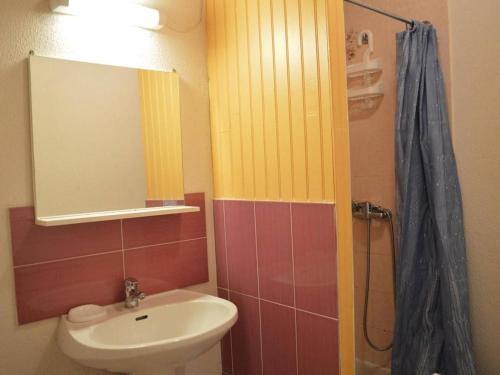 une salle de bain avec un lavabo et un miroir dans l'établissement Appartement T2 avec Terrasse, Proche Plage - Argelès-sur-Mer - FR-1-225-78, à Argelès-sur-Mer