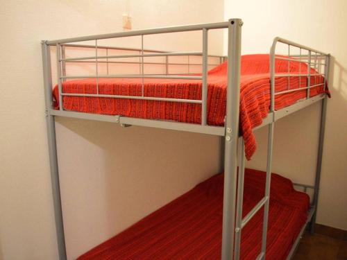 2 stapelbedden in een kamer met rode lakens bij Appartement Argelès-sur-Mer, 1 pièce, 4 personnes - FR-1-225-100 in Argelès-sur-Mer