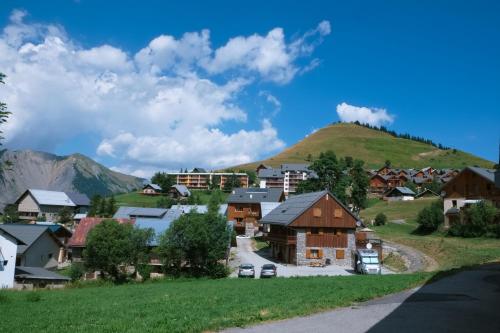 un petit village avec une montagne en arrière-plan dans l'établissement VVF Résidence Albiez-Montrond Maurienne, à Albiez-Montrond