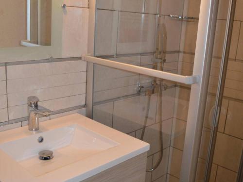 une salle de bain avec un lavabo et une douche dans l'établissement Maison avec jardin, piscine et parking - 4 couchages - plage à proximité - animaux acceptés - FR-1-225D-174, à Saint Cyprien Plage