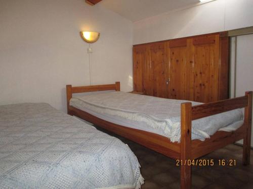 een slaapkamer met 2 aparte bedden en een raam bij Maison Saint-Cyprien, 3 pièces, 6 personnes - FR-1-225D-216 in Saint Cyprien Plage