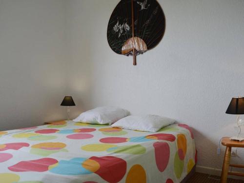 - une chambre avec un lit coloré et 2 oreillers dans l'établissement Appartement familial climatisé, proche mer et commerces, 2 pièces, 4 couchages, terrasse équipée - FR-1-225-240, à Argelès-sur-Mer