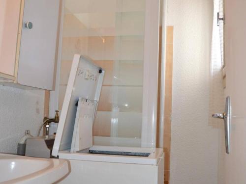 Et badeværelse på Appartement Saint-Cyprien, 2 pièces, 4 personnes - FR-1-225D-193