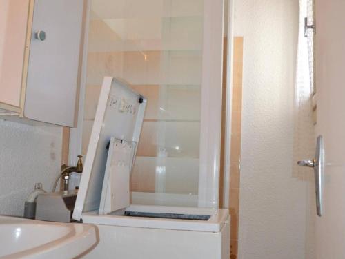 La salle de bains est pourvue d'une porte s'ouvrant sur un lavabo. dans l'établissement Appartement 2 pièces avec parking à Saint-Cyprien - FR-1-225D-193, à Saint Cyprien Plage
