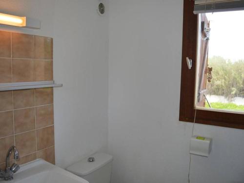 une salle de bain avec toilettes et fenêtre dans l'établissement Appartement familial 2 pièces + mezzanine, piscine, parking, à 1 km de la plage - Argelès-sur-Mer - FR-1-225-244, à Argelès-sur-Mer