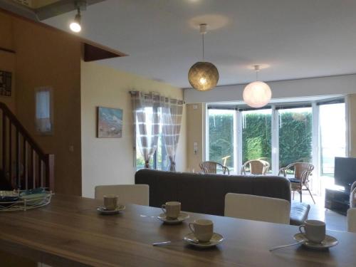 une salle à manger et un salon avec une table et des chaises dans l'établissement Maison rénovée 4 pièces, terrasse, parking, proche plage et centre-ville - Saint-Gilles-Croix-de-Vie - FR-1-224-32, à Saint-Gilles-Croix-de-Vie