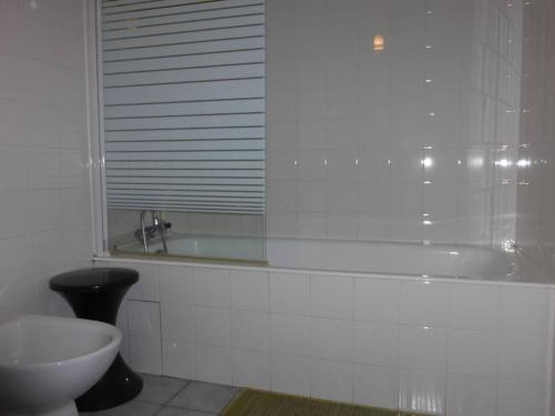 uma casa de banho com uma banheira, um WC e um lavatório. em Maison Saint-Gilles-Croix-de-Vie, 4 pièces, 7 personnes - FR-1-224-32 em Saint-Gilles-Croix-de-Vie