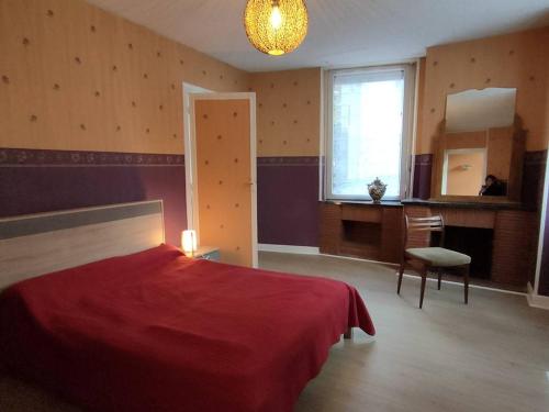 - une chambre avec un lit rouge, une chaise et une fenêtre dans l'établissement Appartement 2 chambres, 8 couchages, centre-ville Cauterets, WiFi gratuit, parking à proximité - FR-1-234-89, à Cauterets