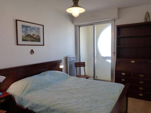 um quarto com uma cama, uma cómoda e uma janela em Appartement Saint-Gilles-Croix-de-Vie, 2 pièces, 4 personnes - FR-1-224-40 em Saint-Gilles-Croix-de-Vie