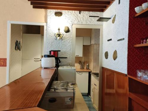 une cuisine avec une cuisinière et un comptoir dans l'établissement Appartement 2 chambres, 8 couchages, centre-ville Cauterets, WiFi gratuit, parking à proximité - FR-1-234-89, à Cauterets