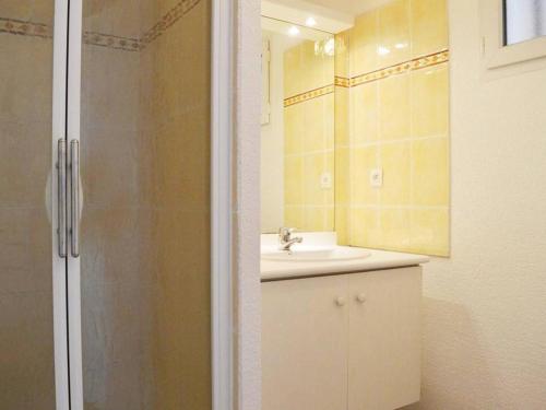 La salle de bains est pourvue d'un lavabo et d'une douche. dans l'établissement Appartement 3 pièces avec terrasse, 6 couchages, piscine et parking privé à 300m de la plage à Narbonne Plage - FR-1-229B-125, à Narbonne