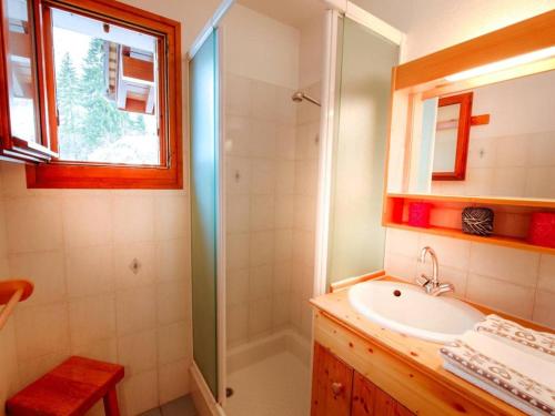 een badkamer met een douche, een wastafel en een spiegel bij Appartement Le Grand-Bornand, 2 pièces, 6 personnes - FR-1-241-16 in Le Grand-Bornand