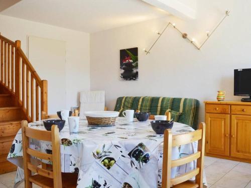 une salle à manger avec une table et un canapé dans l'établissement Maison familiale 4 pièces avec mezzanine, terrasse, à 300m de la plage - Narbonne Plage - FR-1-229B-127, à Narbonne