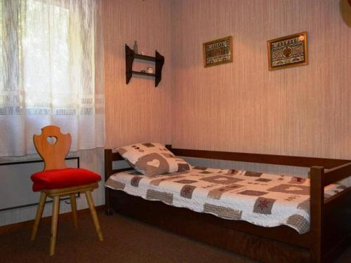 een slaapkamer met een bed, een stoel en een raam bij Appartement Le Grand-Bornand, 3 pièces, 6 personnes - FR-1-241-42 in Le Grand-Bornand