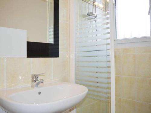 baño con lavabo y ducha con ventana en Maison Narbonne, 4 pièces, 7 personnes - FR-1-229B-127, en Narbona