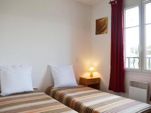 deux lits assis dans une pièce avec une fenêtre dans l'établissement Maison familiale 4 pièces avec mezzanine, terrasse, à 300m de la plage - Narbonne Plage - FR-1-229B-127, à Narbonne