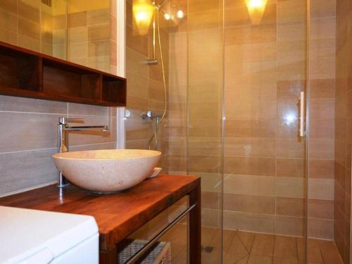 La salle de bains est pourvue d'un lavabo et d'une douche. dans l'établissement Appartement Le Grand-Bornand, 3 pièces, 6 personnes - FR-1-241-47, au Grand-Bornand