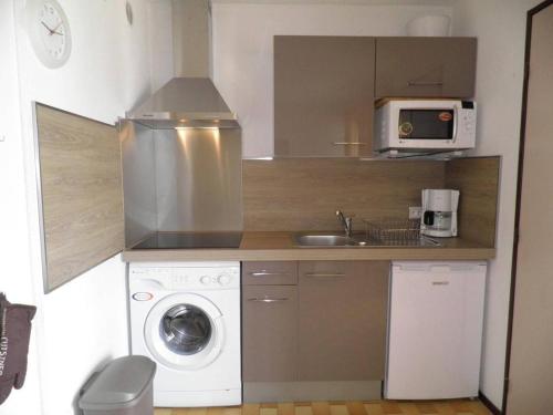 Una cocina o zona de cocina en Appartement Gruissan, 2 pièces, 4 personnes - FR-1-229-292