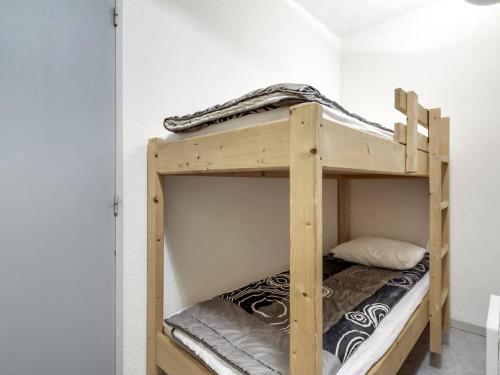 a wooden bunk bed in a white room at Appartement 6 pers avec balcon et parking à Barèges - FR-1-403-20 in Barèges
