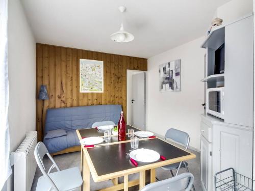 - un petit salon avec une table et des chaises dans l'établissement Appartement 6 pers avec balcon et parking à Barèges - FR-1-403-20, à Barèges