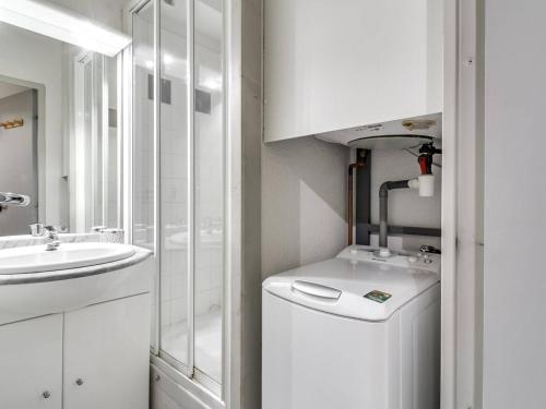 a white bathroom with a sink and a washing machine at Appartement 6 pers avec balcon et parking à Barèges - FR-1-403-20 in Barèges