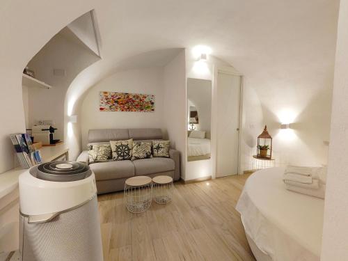 uma sala de estar branca com um sofá e uma mesa em SLS Home Sperlonga em Sperlonga