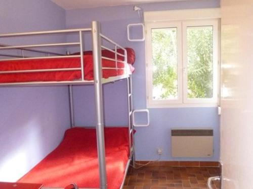 une chambre avec deux lits superposés et une fenêtre dans l'établissement Appartement 3 pièces avec parking et lave-linge, à 500m du port - Banyuls-sur-Mer - FR-1-225C-274, à Banyuls-sur-Mer