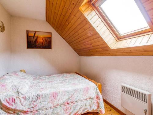 Un dormitorio con una cama y una claraboya. en Appartement T3 6 pers avec jardinet, BBQ, proche thermes, parking privé, 3 stations de ski à proximité - FR-1-402-9, en Esquièze - Sère
