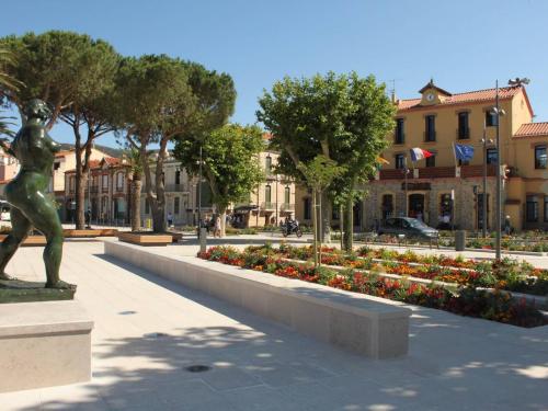 un parc avec une statue au milieu d'une ville dans l'établissement Appartement 3 pièces avec parking et lave-linge, à 500m du port - Banyuls-sur-Mer - FR-1-225C-274, à Banyuls-sur-Mer