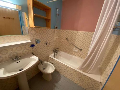 La salle de bains est pourvue d'un lavabo, d'une baignoire et de toilettes. dans l'établissement Appartement Le Grand-Bornand, 1 pièce, 4 personnes - FR-1-241-65, au Grand-Bornand