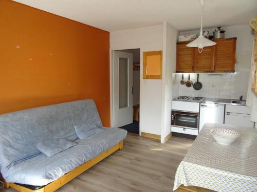 un salon avec un canapé et une cuisine dans l'établissement Appartement 2 pièces pour 6 pers. proche commerces et pistes - FR-1-411-79, à Peisey-Nancroix