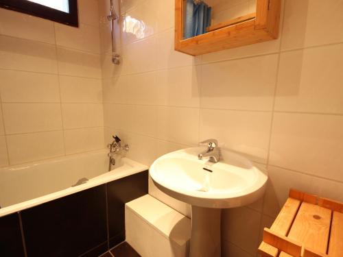 une salle de bain avec un lavabo, des toilettes et une baignoire dans l'établissement Appartement 2 pièces pour 6 pers. proche commerces et pistes - FR-1-411-79, à Peisey-Nancroix