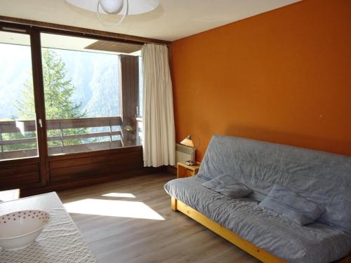 un salon avec un canapé et une grande fenêtre dans l'établissement Appartement 2 pièces pour 6 pers. proche commerces et pistes - FR-1-411-79, à Peisey-Nancroix