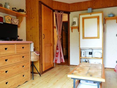 Zimmer mit einem Tisch, einer Kommode und einer Tür in der Unterkunft Appartement Le Grand-Bornand, 1 pièce, 4 personnes - FR-1-241-66 in Le Grand-Bornand