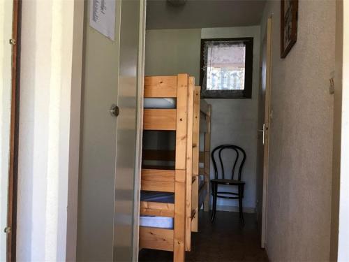 un escalier menant à une chambre avec fenêtre. dans l'établissement Studio Cabine 4 Pers, RDC, Bord de Plage, Parking Privé, À Proximité Commerces et Aqualand - FR-1-81-235, au Barcarès