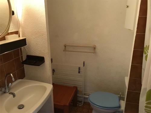 une salle de bain avec des toilettes bleues et un lavabo dans l'établissement Studio Cabine 4 Pers, RDC, Bord de Plage, Parking Privé, À Proximité Commerces et Aqualand - FR-1-81-235, au Barcarès