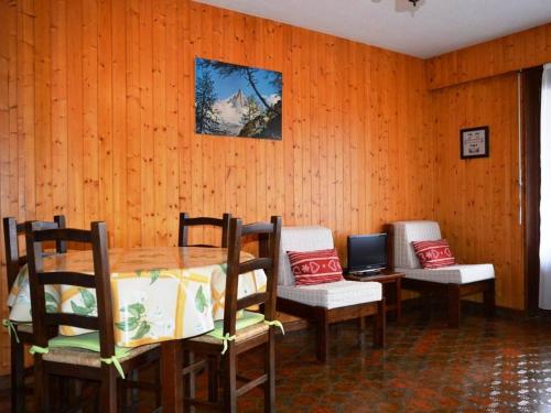 - une salle à manger avec une table, des chaises et un ordinateur portable dans l'établissement Studio en Rez-de-Jardin pour 4 avec Parking Couvert, à 500m de la Télécabine - Le Grand-Bornand - FR-1-241-80, au Grand-Bornand