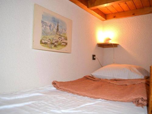 um quarto com uma cama e uma fotografia na parede em Appartement Le Grand-Bornand, 2 pièces, 5 personnes - FR-1-241-85 em Le Grand-Bornand