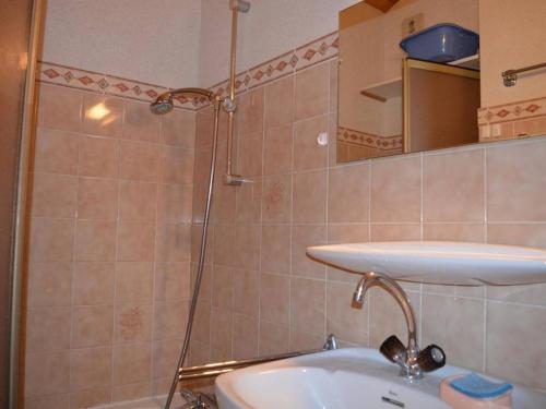 uma casa de banho com um lavatório e um chuveiro em Appartement Le Grand-Bornand, 2 pièces, 5 personnes - FR-1-241-85 em Le Grand-Bornand