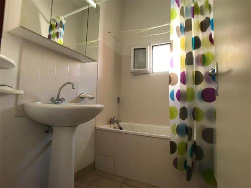 une salle de bain avec un lavabo et une baignoire dans l'établissement Pavillon 6 personnes avec terrasse, parking et TV - Port Barcarès - FR-1-81-257, au Barcarès